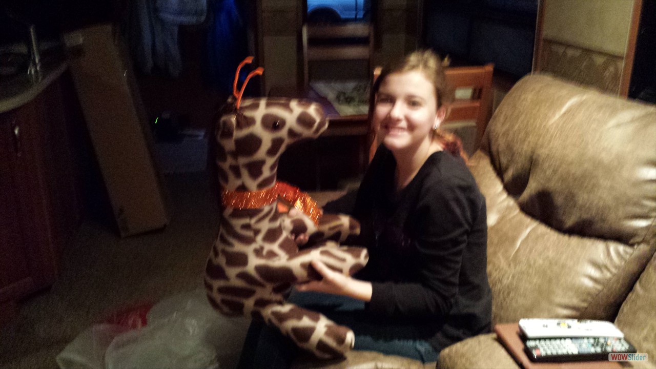 20141021 001 AbbyWithGiraffe